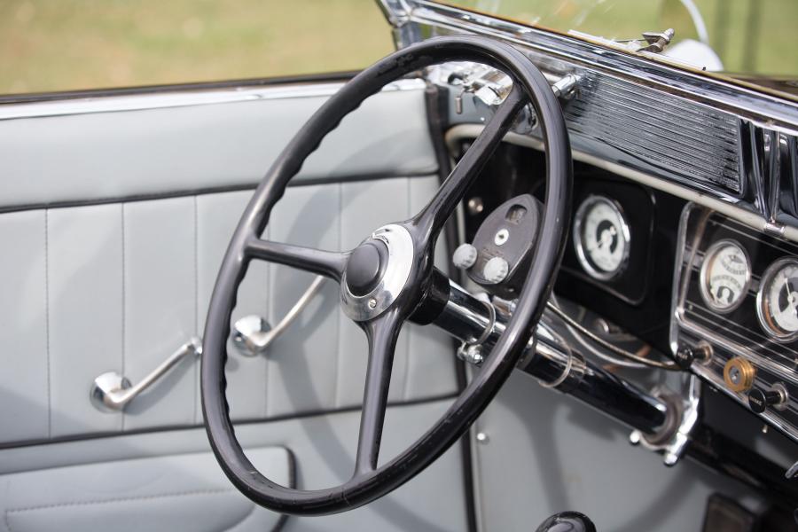 Интерьер Auburn V12 1250 Salon Dual Ratio Convertible 1934 года  (фото 12 из 14)